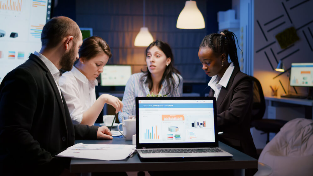 Equipe comercial conversando sobre gestão de vendas