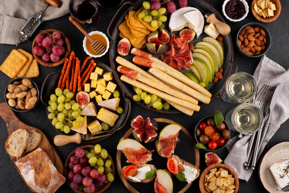 Tendência no setor de alimentos e bebidas - pessoas buscam por alimentação mais saudável e orgânica. Foto de uma mesa cheia de alimentos.