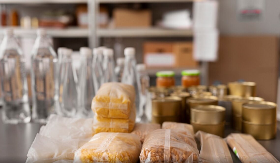 alimentos industrializados em uma mesa.